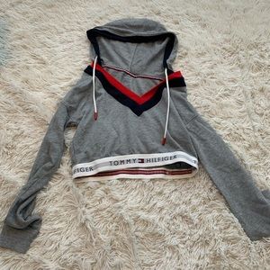 Cropped Tommy Hilfiger sweatshirt